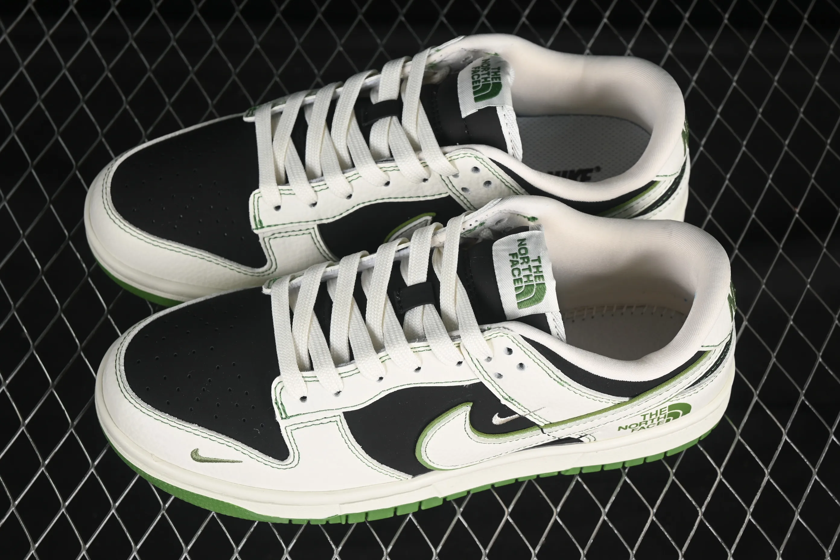 All Categories Nk SB Dunk Series Nk SB Dunk Low High-end Customized Low-top Shoes Nike SB Dunk Low North Face Collaboration Milk White Black Green Anniversary High-end Customized Low-top Casual Shoes SC9207-405